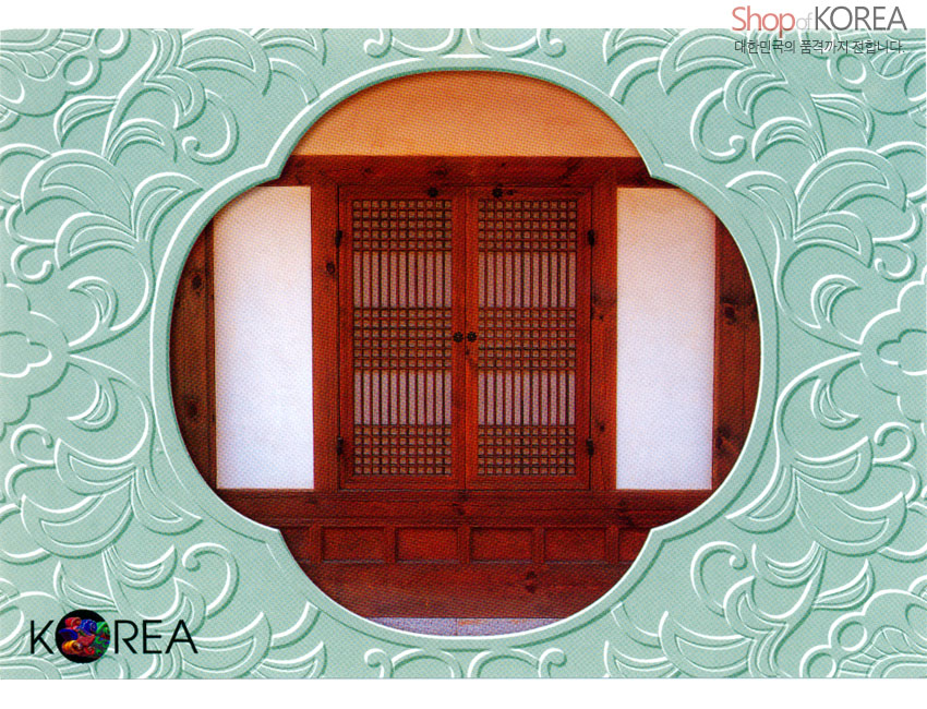 [텍스트: Shop of KOREA, 대한민국의 품격까지 전합니다] 민트색 양각 식물문양 테두리 안에 전통 한옥 목재 창호와 흰 벽을 담은 사진이 배치된 엽서 디자인