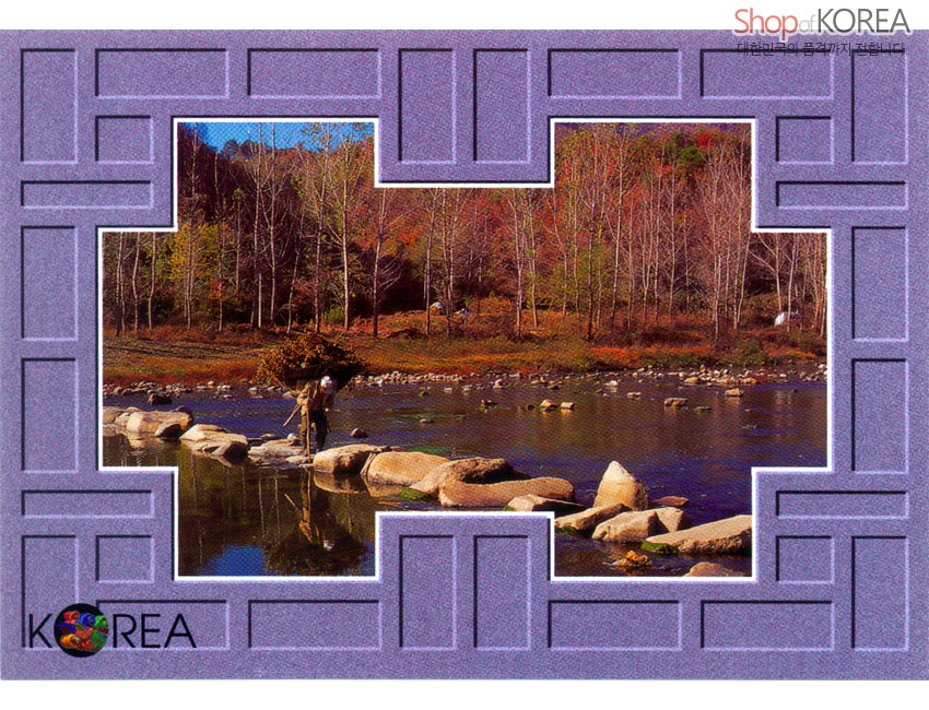 [텍스트: Shop of KOREA] 보라색 한지 질감 창살 문양 테두리 속 가을 강가 징검다리와 나무 짐을 진 농부 풍경 사진 엽서 디자인