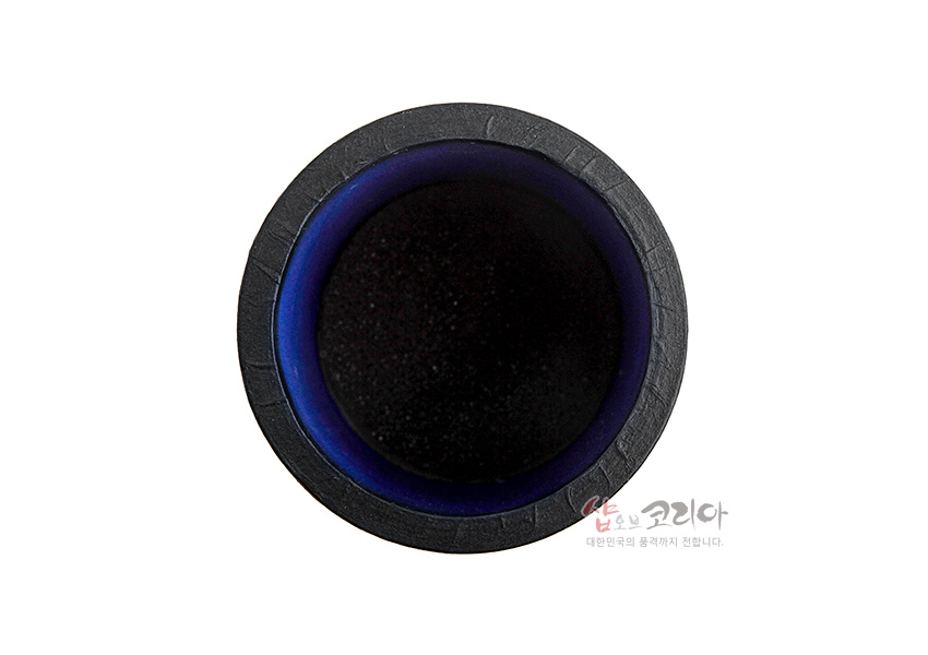 [텍스트: 샵오브코리아 대한민국의 품격까지 전합니다.] 상단에서 내려다본 원통형 펜꽂이, 검은색 외곽과 짙은 남색 내벽이 어우러진 한지 질감의 구조 표현