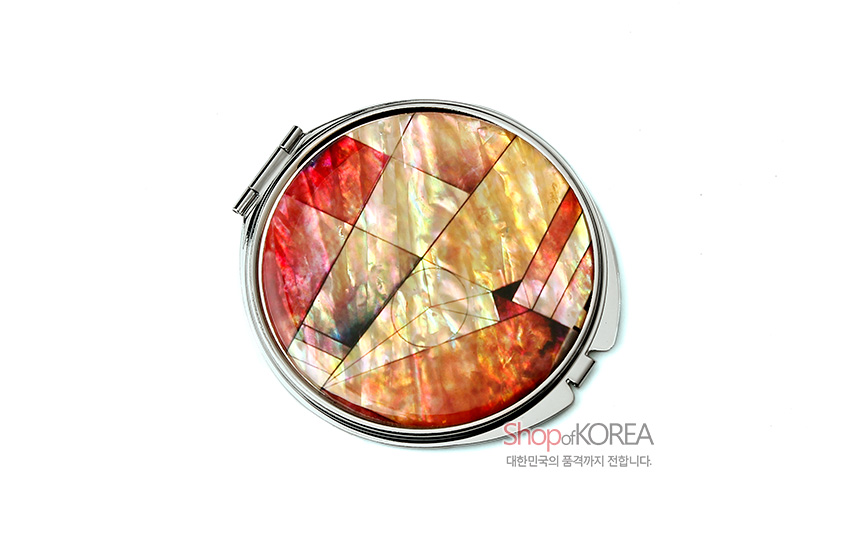 [텍스트: Shop of KOREA 대한민국의 품격까지 전합니다.] 금속 테두리에 오렌지·베이지·레드 색 자개를 옅은 조각보 상감 기법으로 배열한 원형 손거울 디자인