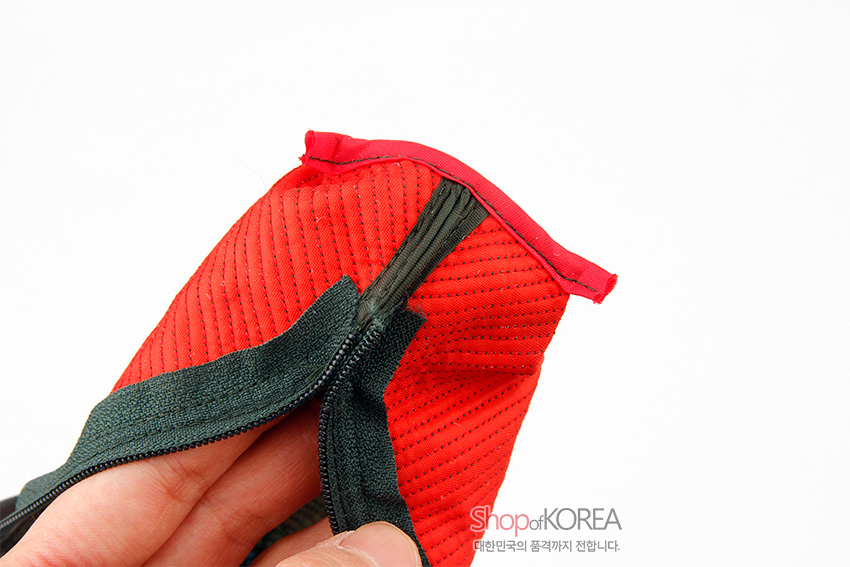 [텍스트: ShopofKOREA 대한민국의 품격까지 전합니다.] 빨간색 누비 원단 안감과 검은 지퍼, 가장자리 바이어스 마감이 보이는 필통 내부 디테일 컷 이미지 설명