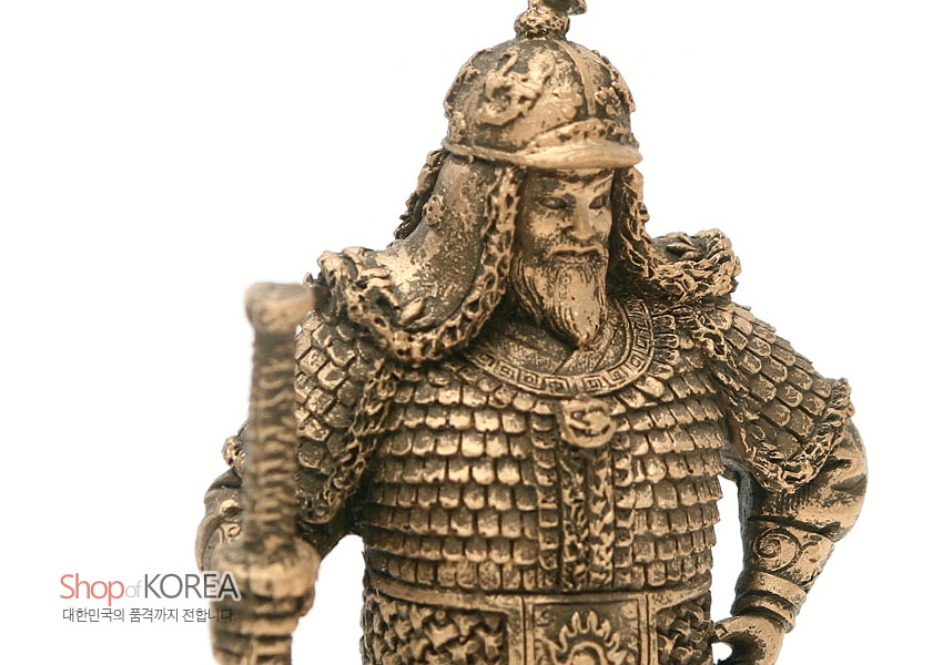 [텍스트: Shop of KOREA 대한민국의 품격까지 전합니다.] 황동색 금속 재질의 이순신 장군 조각상, 갑옷의 비늘무늬와 용 장식, 투구의 세밀한 문양이 돋보이는 입체 조형미 표현