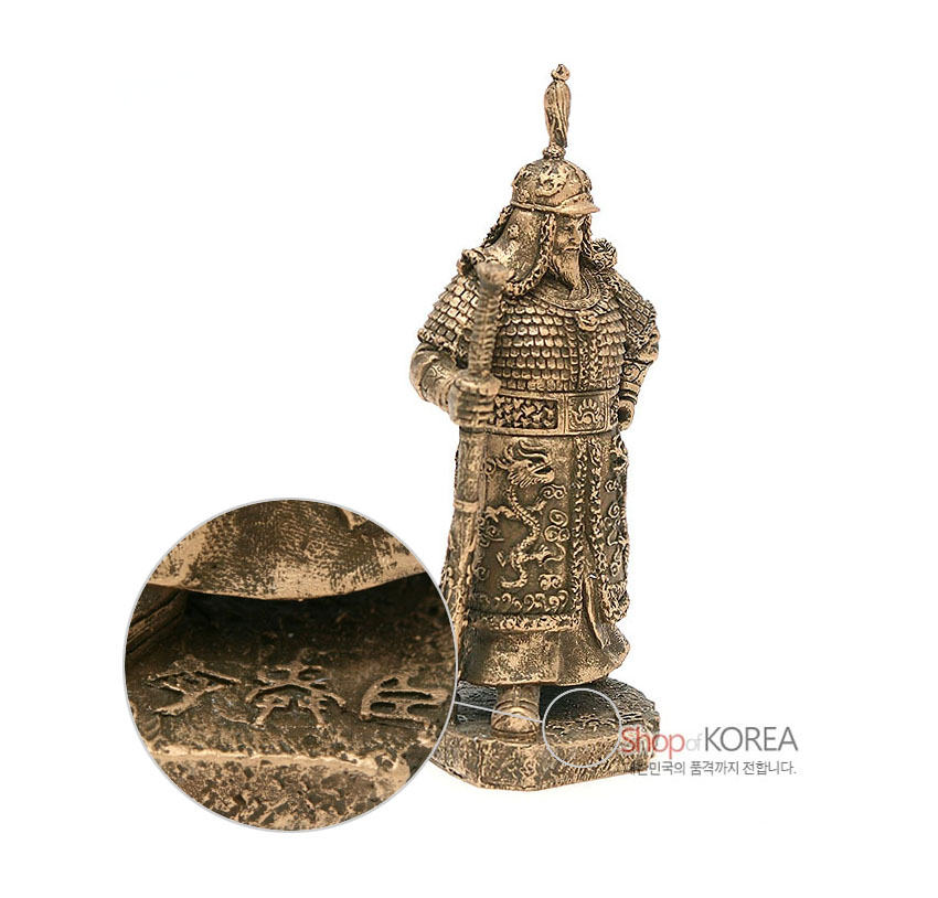 [텍스트: Shop of KOREA] 황동색 금속으로 제작된 이순신 장군 조각상, 비늘무늬 갑옷과 용 문양 장식, 받침대에 새겨진 한자 각인 디테일의 입체 표현