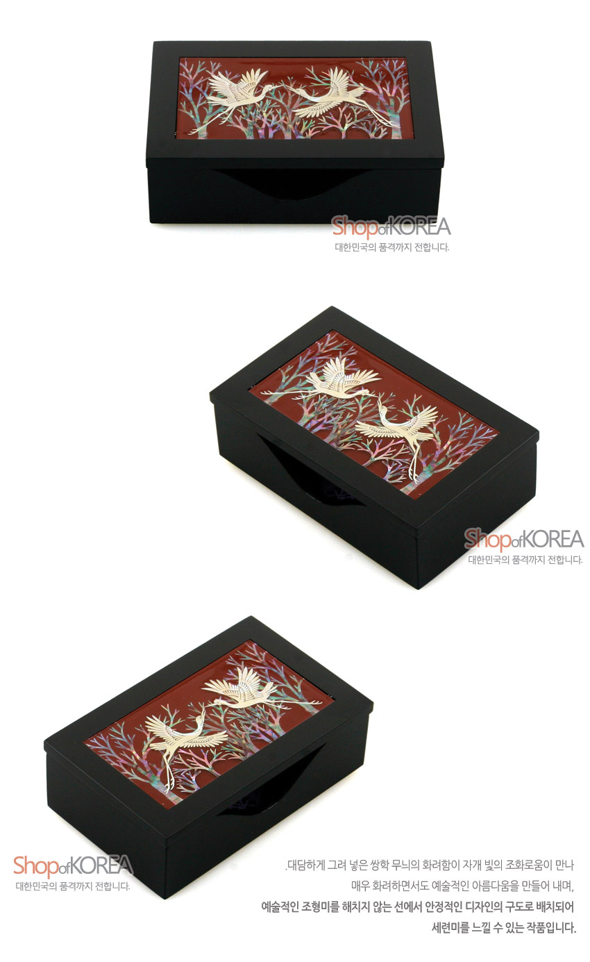 [텍스트: Shop of KOREA 대한민국의 품격까지 전합니다.] 흑색 무광 나전칠기 명함함, 붉은 바탕 위 자개 상감 쌍학과 나뭇가지 문양, 은은한 색감과 입체감 표현
