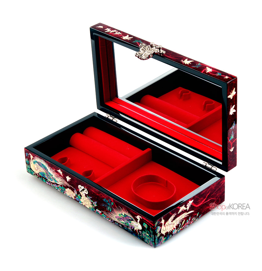 [텍스트: ShopofKOREA 대한민국의 품격까지 전합니다.] 붉은 옻칠 바탕 위 자개 상감 공작·꽃·나비 문양 장식, 내부 붉은 벨벳 칸막이와 거울이 있는 직사각형 한지 보석함 디자인