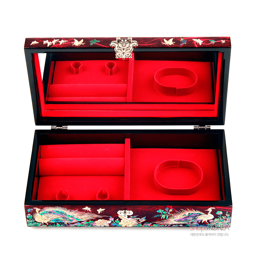 [텍스트: SHOPKOREA 대한민국의 품격까지 전달합니다.] 붉은 옻칠 바탕 위 공작과 꽃, 나비 문양 자개 상감 장식, 내부 붉은 벨벳 칸막이 구성 직사각 한지 보석함 이미지