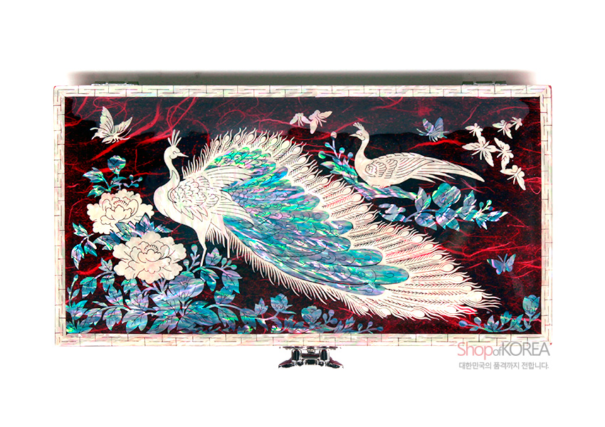 [텍스트: Shop of KOREA 대한민국의 품격까지 전합니다.] 붉은 옻칠 바탕에 공작, 모란꽃, 나비 문양을 오색 자개 상감으로 장식한 직사각형 한지 보석함 정면 모습