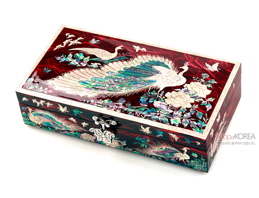 [텍스트: ShopofKOREA 대한민국의 품격까지 전합니다.] 붉은 옻칠 바탕 위 자개 상감 기법으로 공작과 꽃, 나비 문양을 정교하게 장식한 직사각형 한지 보석함 디자인