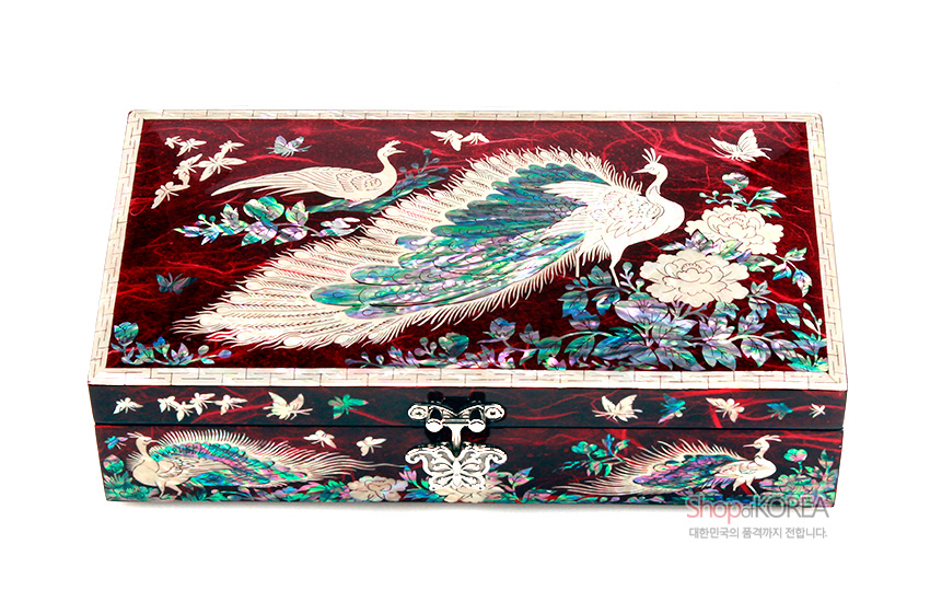 [텍스트: ShopKOREA 대한민국의 품격까지 전합니다.] 붉은 옻칠 바탕 위 자개 상감 기법으로 공작과 모란, 나비 문양을 섬세하게 장식한 직사각형 한지 보석함 이미지描述