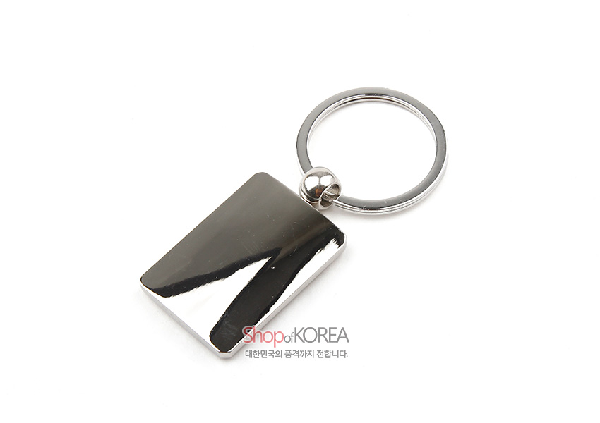 [텍스트: Shop of KOREA 대한민국의 품격까지 전합니다.] 광택 있는 금속 재질 직사각형 펜던트와 원형 고리로 구성된 심플 디자인 열쇠고리
