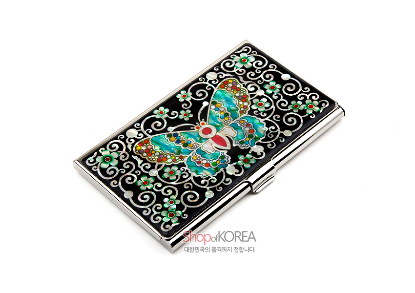 [텍스트: Shop of KOREA 대한민국의 품격까지 전합니다.] 흑색 바탕 금속 케이스에 자개 상감 기법으로 채색나비와 화려한 화문, 꽃문양을 장식한 명함집 이미지