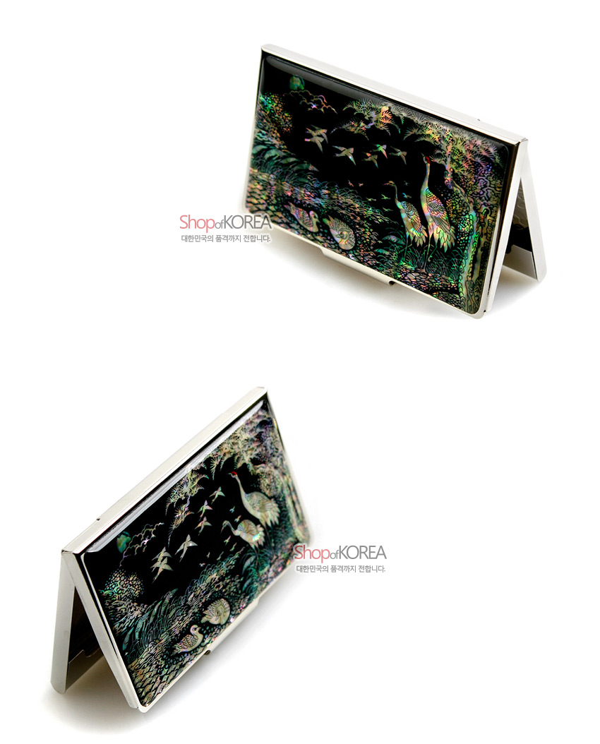 [텍스트: ShopofKOREA 대한민국의 품격까지 전합니다.] 금속 테두리에 흑색 바탕 자개 상감으로 송학과 파도, 구름 문양을 섬세하게 표현한 명함케이스 모습