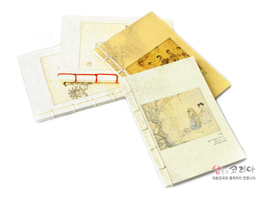 [텍스트: 샵오브코리아 대한민국의 품격까지 전합니다.] 한지 질감의 황토색·백색 표지 위 전통 풍속화 인쇄, 노루지 실 제본 장식 노트 구성