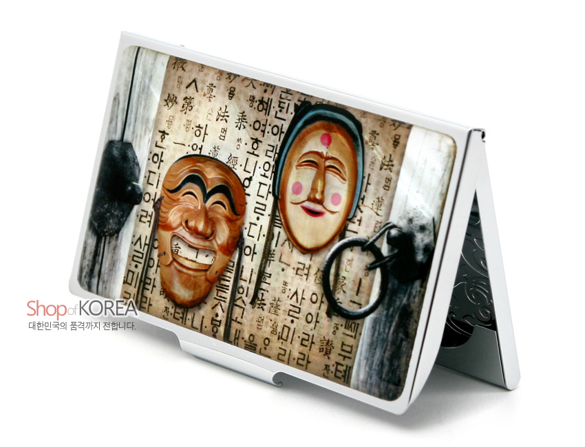 [텍스트: Shop of KOREA 대한민국의 품격까지 전합니다.] 광택 금속 재질 위에 한글 서체 배경과 나무 질감 하회 양반탈·부네탈 문양을 컬러 인쇄한 명함집 디자인