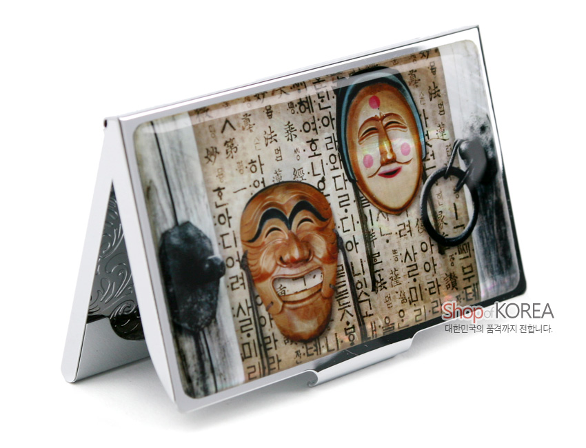 [텍스트: Shop of KOREA 대한민국의 품격까지 전합니다.] 금속 재질 위 광택 코팅 처리, 한글 서체 배경에 양반탈·부네탈과 전통 문고리 이미지를 담은 직사각 명함집 디자인