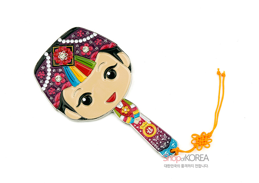 [텍스트: shopofKOREA, 대한민국의 품격까지 전합니다.] 금속 재질에 에나멜 채색으로 표현한 색동 한복 소녀 손거울, 꽃문양과 진주 장식, 오방색 배색과 주황색 매듭끈 포인트 디자인