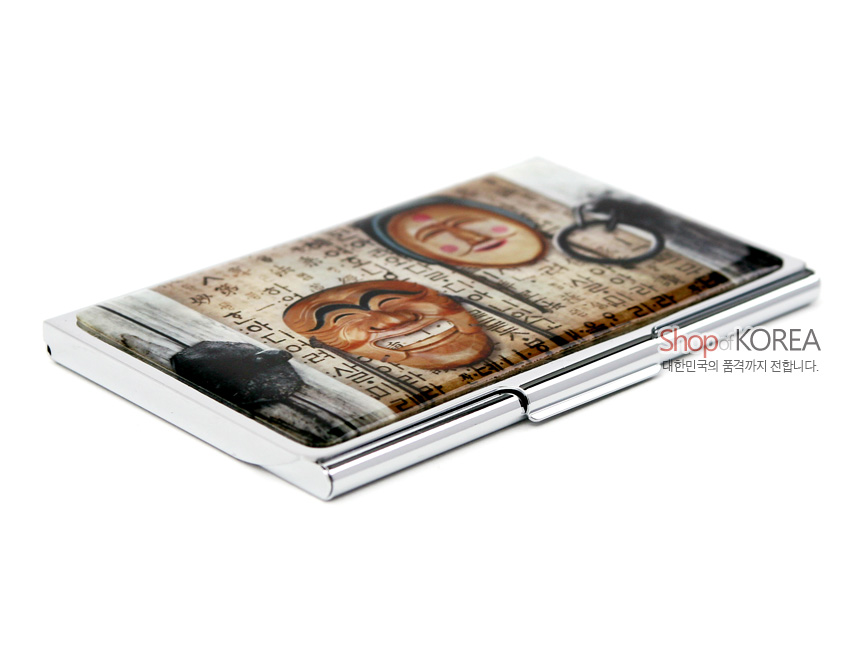 [텍스트: Shop of KOREA 대한민국의 품격까지 전합니다.] 금속 바탕에 광택 코팅된 표면, 한글 배경 위 양반탈·부네탈 그림이 조화된 직사각형 명함집 디자인