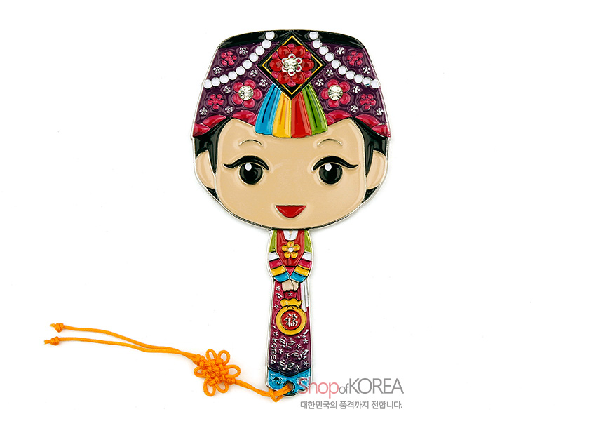 [텍스트: Shop of KOREA, 대한민국의 품격까지 전달합니다.] 금속 재질 위에 에나멜 채색으로 표현한 색동 한복 소녀 손거울, 자주색 꽃문양·진주 장식과 오방색 띠, 주황색 매듭끈 포인트 디자인