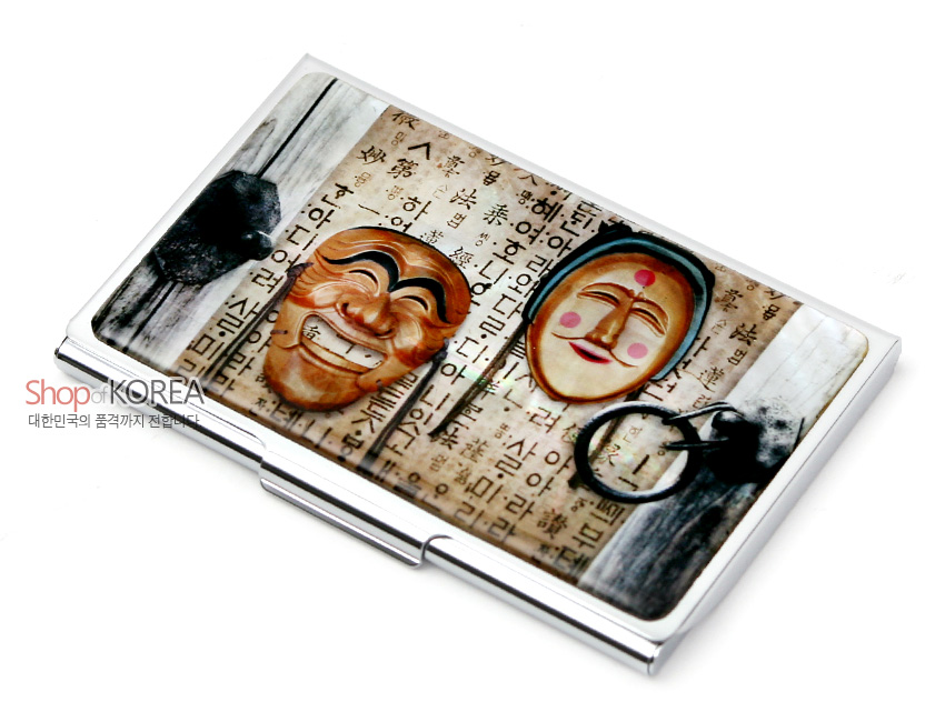 [텍스트: Shop of KOREA 대한민국의 품격까지 전합니다] 금속 재질 위 자개 느낌의 광택 코팅, 한글 서체 배경 위에 목조 질감의 양반탈과 부네탈, 전통 문고리 그림을 담은 명함집 디자인