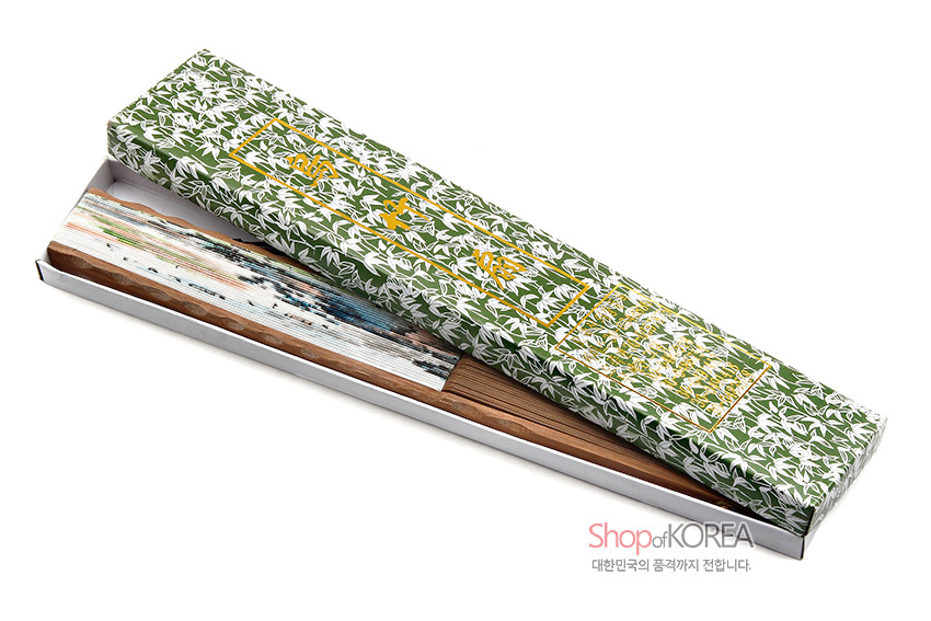 [텍스트: Shop of KOREA / 대한민국의 품격까지 전합니다.] 녹색 대나무 문양 종이 케이스와 나무살, 수묵담채 산수도 장식 한지 접선 구성 이미지 설명
