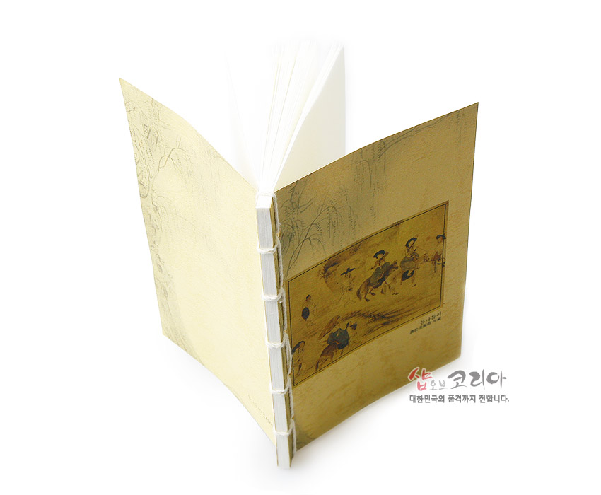 [텍스트: 샵오브코리아 대한민국의 품격까지 전합니다.] 전통 한지 질감의 황갈색 표지에 실선 노출 제본과 봄나들이 풍속화 인쇄로 구성된 동양화풍 노트 디자인