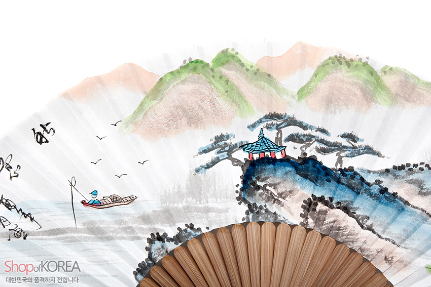 [텍스트: Shop of KOREA 대한민국의 품격까지 전합니다.] 대나무살과 한지 위 수묵담채 산수도, 연녹·분홍 산과 정자·어부 풍경, 한글 서예가 어우러진 전통 오죽선 이미지 설명