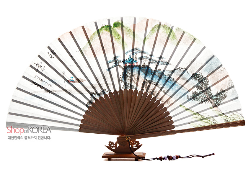 [텍스트: Shop of KOREA, 대한민국의 품격까지 전합니다.] 대나무살과 한지로 구성된 접선, 수묵담채 기법의 산수도와 청·녹·분홍색 포인트, 나무 받침과 색유리 구슬 매듭 장식 특징인 전통 부채 이미지 설명