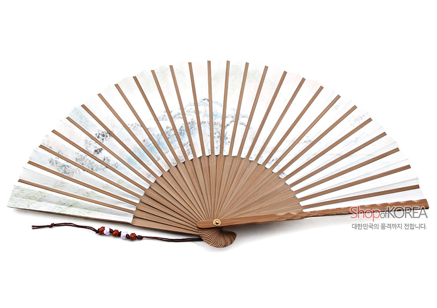 [텍스트: Shop of KOREA 대한민국의 품격까지 전합니다.] 대나무살과 한지로 이루어진 접선, 수묵담채 산수도와 갈색·옥색 조화, 다채로운 매듭장식 디테일의 전통 오죽선 이미지 설명