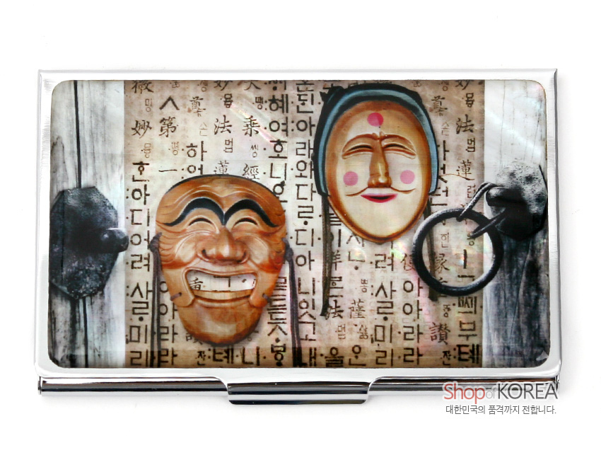 [텍스트: Shop KOREA 대한민국의 품격까지 전합니다.] 자개 느낌 광택 금속 명함집, 한글 서체 배경 위 양반탈·부네탈 목조 문양 인쇄 디자인