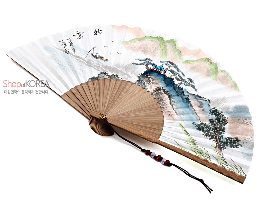 [텍스트: Shop of KOREA 대한민국의 품격까지 전합니다.] 대나무살 구조 위 한지에 수묵담채 산수도와 한글 서예, 채색 정자와 산수풍경, 색유리 구슬 매듭 장식의 전통 접선 이미지 설명