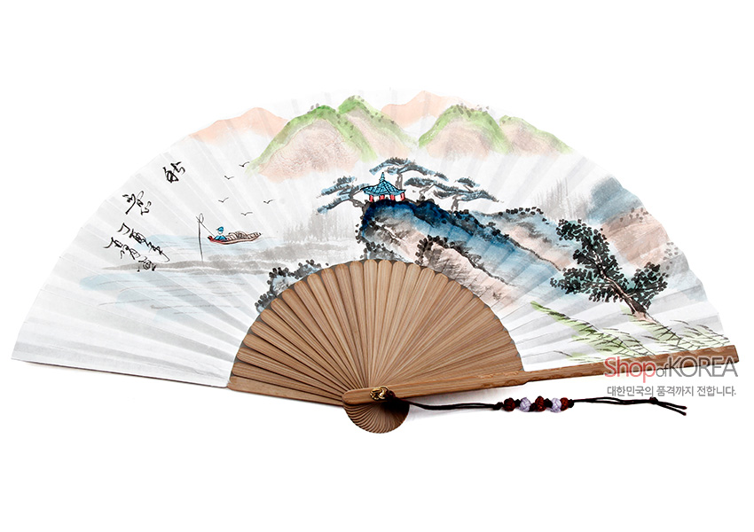 [텍스트: Shop of KOREA 대한민국의 품격까지 전합니다.] 대나무살과 한지로 된 접선에 수묵담채 산수화와 한글 서예, 색유리 구슬 매듭 장식이 어우러진 전통 부채 이미지 설명