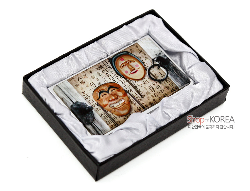 [텍스트: Shop of KOREA 대한민국의 품격까지 전합니다.] 금속 재질 위 자개 느낌 광택 표면에 한글 서체와 나무문살 배경, 양반탈·부네탈 문양을 인쇄한 명함집 이미지 설명