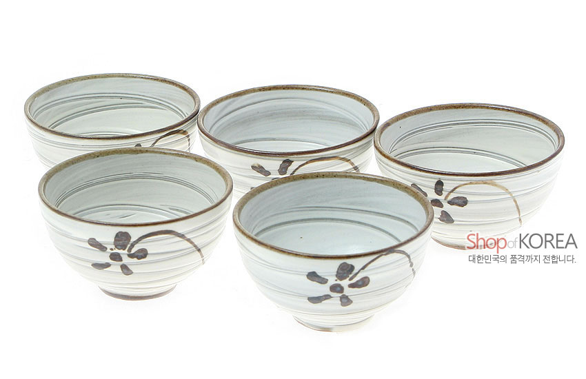 [텍스트: Shop of KOREA 대한민국의 품격까지 전합니다.] 백자 느낌의 도자기 술잔 다섯 개, 회백색 바탕에 갈색 테두리와 먹색 국화 문양이 둘레에 그려진 구성