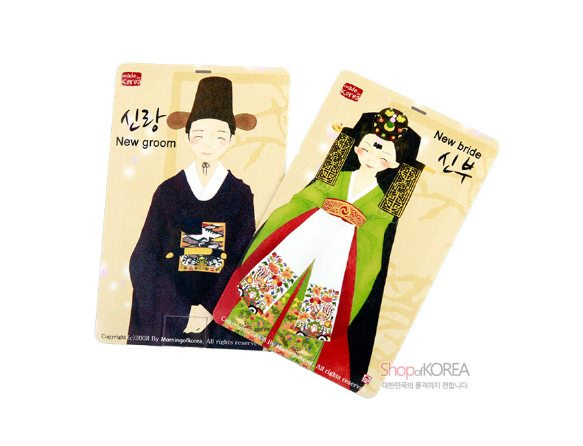 [텍스트: made in korea, 신랑, New groom, New bride, 신부, Shop of KOREA] 한복 예복 차림 새신랑·새신부 일러스트와 화려한 단청풍 문양, 녹색·홍색 대비 색채가 어우러진 카드형 USB 디자인 이미지