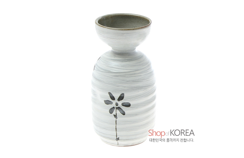 [텍스트: Shop of KOREA 대한민국의 품격까지 전합니다.] 백자 느낌의 도자기 재질, 회백색 물결무늬 바탕에 먹선으로 표현된 단정한 국화 문양의 주병 구성