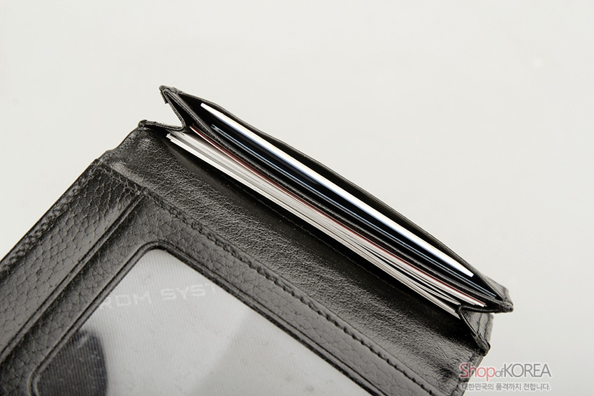 [텍스트: Shop of KOREA 대한민국의 품격까지 전합니다] 검정 가죽 재질 카드 지갑 속에 수묵풍 일러스트 카드형 USB가 수납된 측면 클로즈업 이미지 묘사