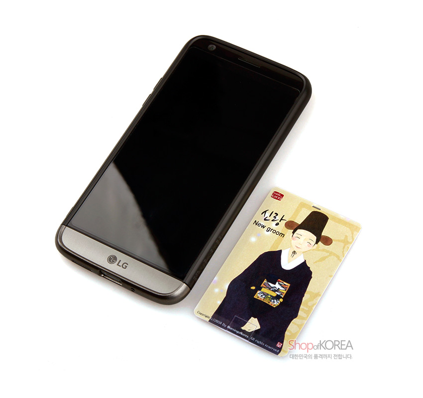 [텍스트: 신랑 New groom ShopofKOREA 대한민국의 품격까지 전합니다.] 휴대전화 옆 카드형 USB, 한복 예복 입은 새신랑 일러스트와 은은한 황토색 배경, 전통 문양 포인트 디자인