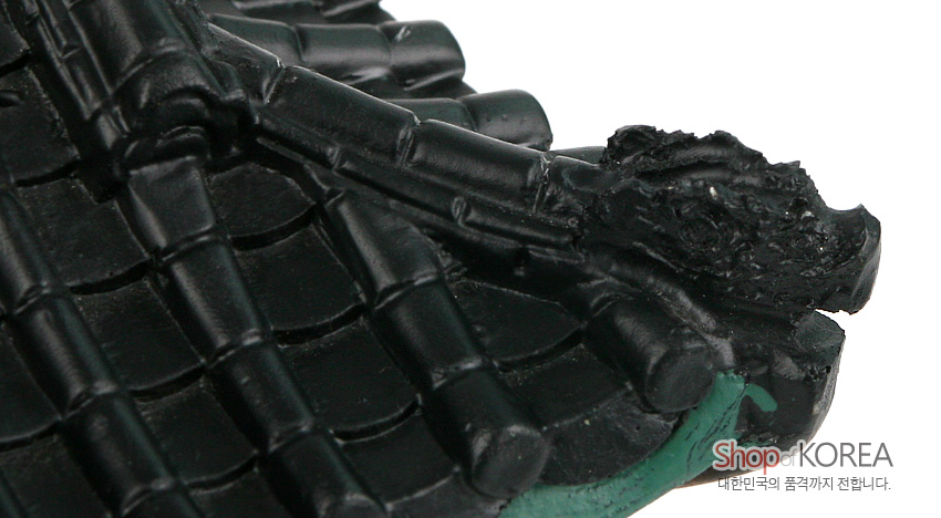 [텍스트: Shop KOREA 대한민국의 품격까지 전합니다.] 합성수지 재질 전통 기와지붕 일부 확대 장면, 겹기와와 용머리 장식 표현, 짙은 청흑색 계열 색감의 조형 디테일 묘사