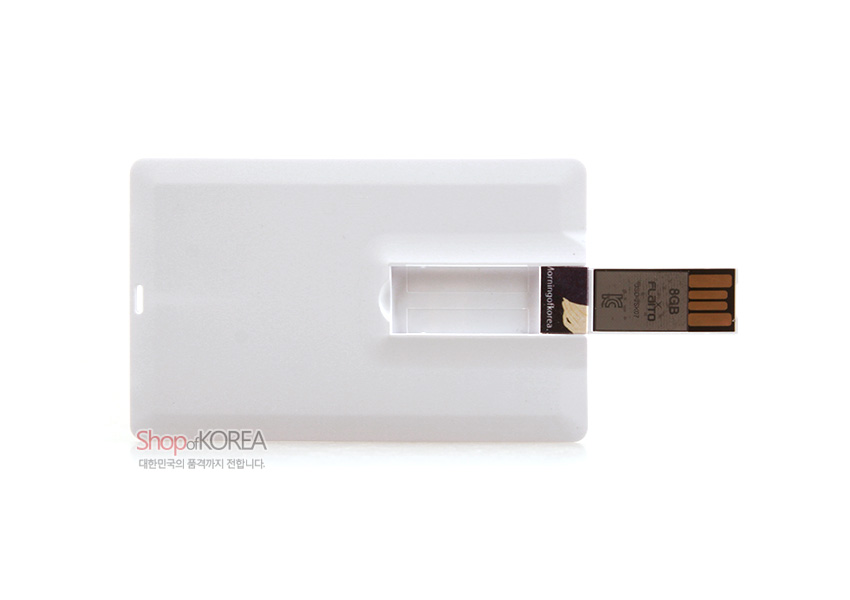 [텍스트: Shop of KOREA / 대한민국의 품격까지 전합니다. / 8GB] 흰색 카드형 바디와 슬라이드 구조 USB 결합, 직선형 디자인과 미니멀 색조 대비가 돋보이는 구성