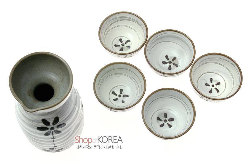 [텍스트: Shop of KOREA 대한민국의 품격까지 전합니다.] 백자 질감 도자기로 만든 국화 문양 주병과 다섯 잔 세트, 회색 음영과 먹색 꽃무늬 포인트 구성