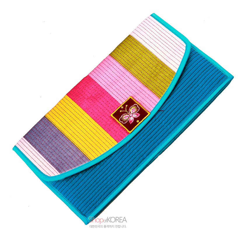 [텍스트: SHopofKOREA 대한민국의 품격까지 전합니다] 비단 재질 세로 누비 기법의 색동 장지갑, 청색 바탕에 다양한 색상 스트라이프와 나비 자수 장식 포인트 디자인