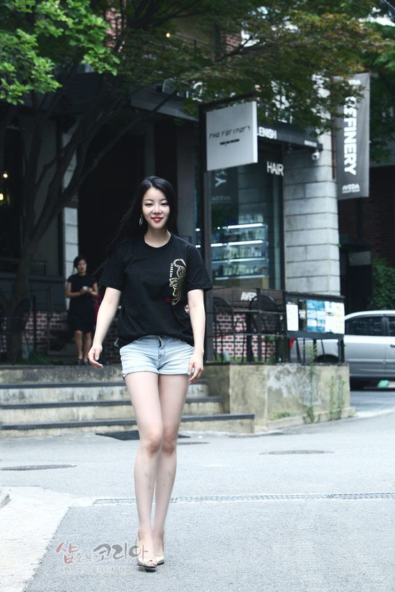 [텍스트: 샵오브코리아] 검정 면 티셔츠에 금색 입체발포 기법으로 표현된 호랑이 문양과 붉은 낙관 포인트가 돋보이는 캐주얼 연출 이미지