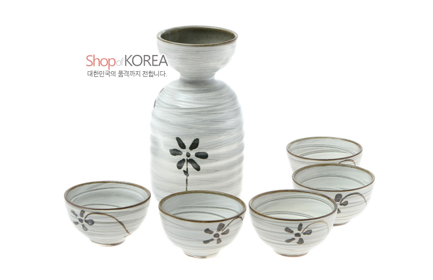 [텍스트: Shop of KOREA 대한민국의 품격까지 전합니다.] 백자 느낌의 도자기 주병과 술잔 세트, 회백색 그라데이션 바탕에 먹색 국화 문양과 갈색 테두리가 어우러진 디자인