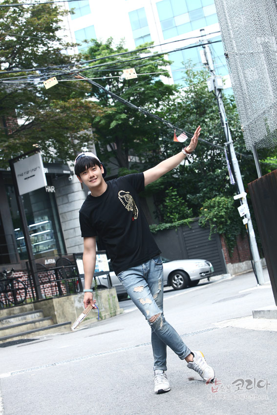 [텍스트: 샵오브코리아] 검정 면 티셔츠에 금색 입체발포 기법으로 표현된 호랑이 문양과 붉은 전각 스타일 낙관이 강조된 캐주얼 스타일 이미지