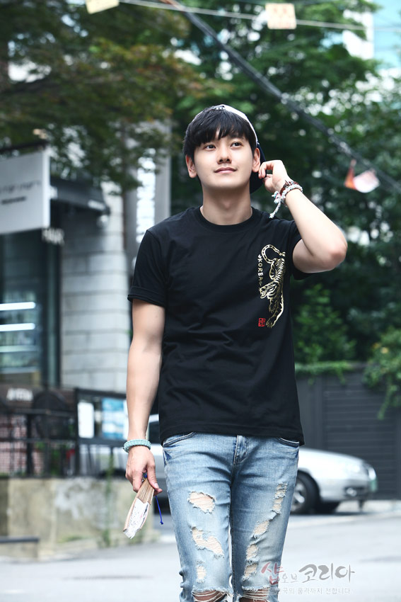 [텍스트: KOREA] 검정 면 티셔츠 위 금색 입체발포 호랑이 문양과 붉은 낙관 포인트가 조화를 이루는 캐주얼 반소매 스타일 이미지