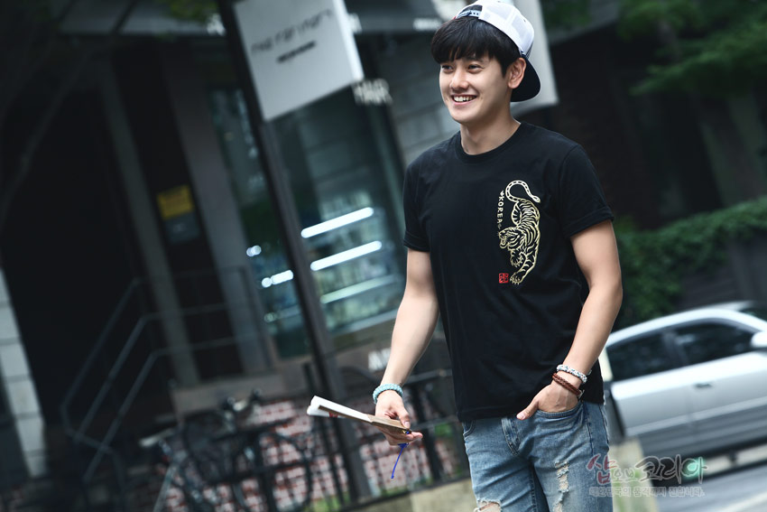 [텍스트: KOREA] 검정 면 티셔츠 위 금색 입체발포 호랑이 문양과 붉은 전각 스타일 낙관 장식이 돋보이는 캐주얼 반팔 디자인