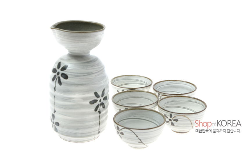 [텍스트: Shop of KOREA 대한민국의 품격까지 전합니다.] 백자 느낌 도자 재질, 회색 그라데이션 바탕에 먹선 국화문양을 그린 주병과 술잔 세트 구성