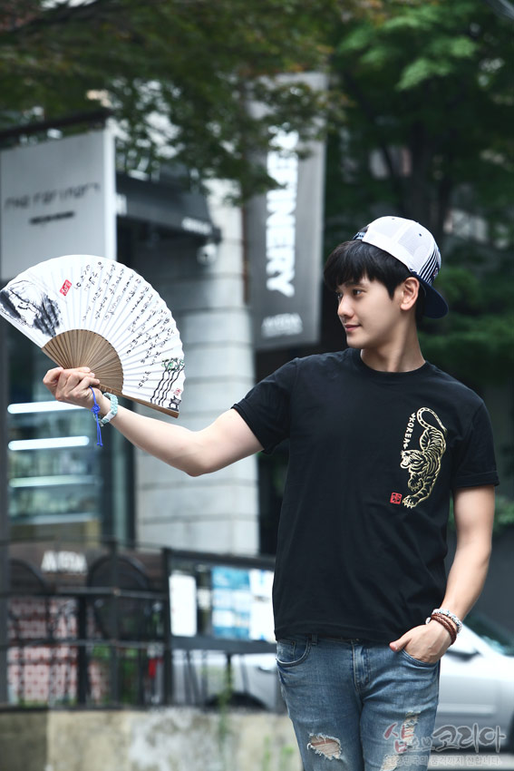 [텍스트: KOREA] 검정 면 티셔츠에 금색 입체발포 호랑이 문양과 붉은 낙관 포인트가 배치된 반소매 디자인