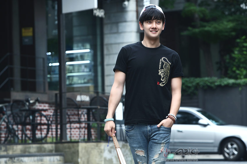 [텍스트: KOREA] 검정 면 티셔츠 가슴 부분에 황금색 입체 발포 기법으로 표현된 호랑이 문양과 붉은 전각 스타일 포인트가 돋보이는 디자인