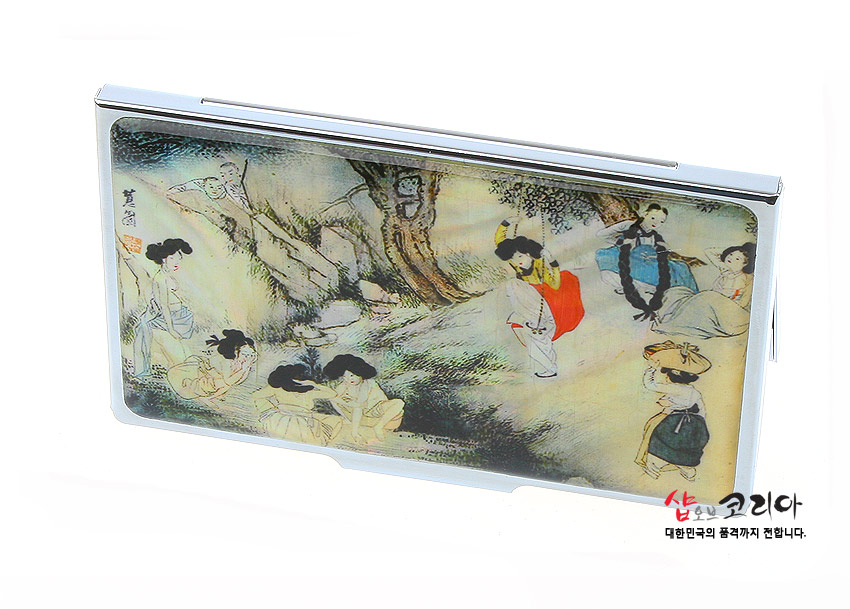 [텍스트: 샵오브코리아 대한민국의 품격까지 전합니다.] 은은한 자개 바탕 위에 신윤복 단오도 풍속 인물화를 섬세한 채색으로 담은 금속 테두리 직사각 명함집 디자인